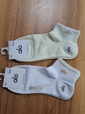 ALO Yoga Women's Low-Cut Athletic Socks — Yelow Butter & White